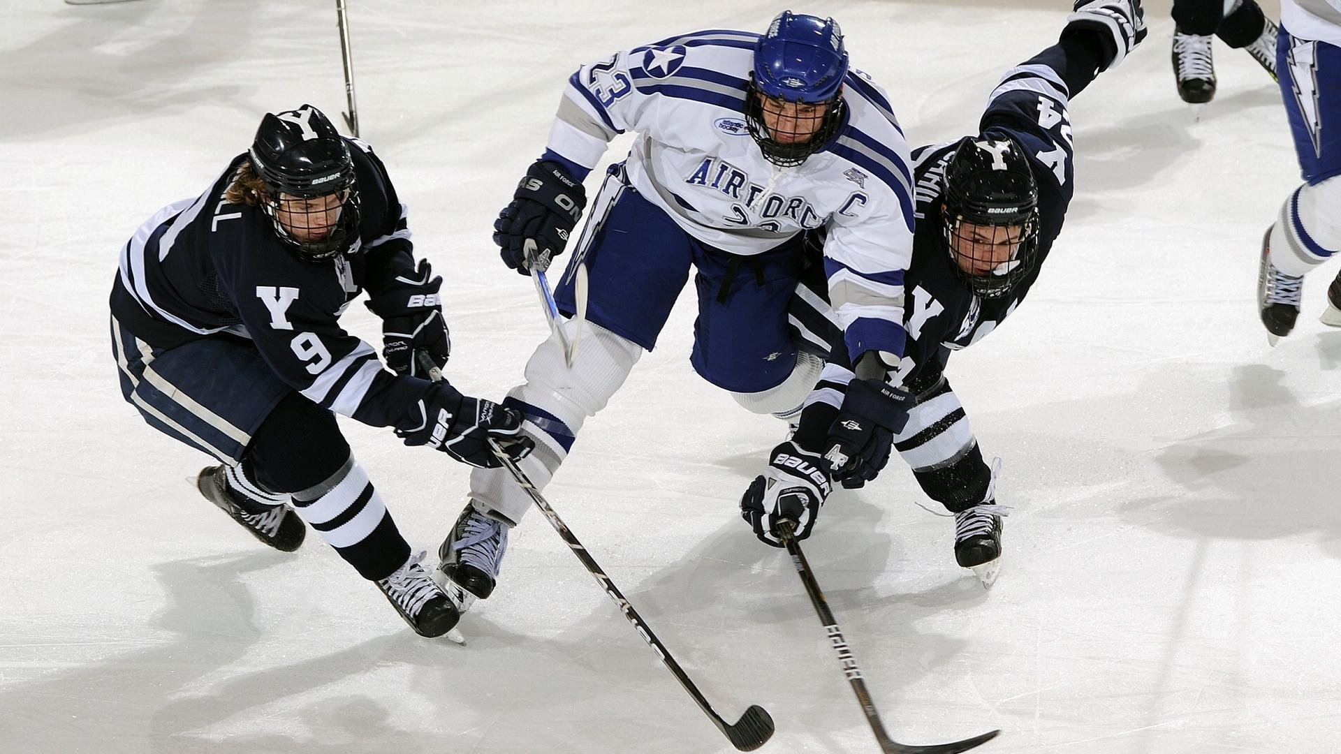 -库兹马诺维奇在巴黎奥运会手球比赛中多次扑救点球，库兹马持球